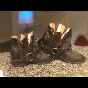 Freebird Low Boots, size 7